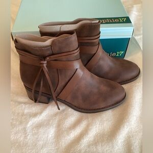 Sophie 17 Kristen brown boots, zip sides with tassels